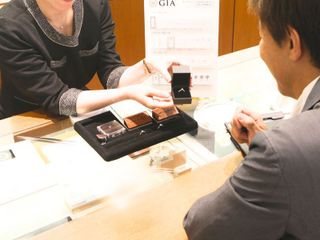 【創業60年以上のブライダルジュエリーメーカー直営の専門店】

独自ルートで中間コストをカットし、お求めやすい価格帯のリングを豊富にご用意しております。
すべてのリングを自社工房で作成しており、短い納期や当日持ち帰り可能なリングも多数ご用意しております。

ご購入後も安心のアフターサービスを提供。
一生ものだからこそ、永久無料のメンテナンスサービスをご用意しております。

クリーニング、サイズ直し、ゆがみ直し、石揺れ補修など安心のアフターサービスをご用意しております。

購入後のクリーニングやサイズ直しなどのアフターフォローにも対応しています。