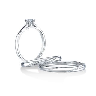 オーバーエクセレントは、ダイヤモンドの最も美しい輝きを追求し続け、日本発祥の宝石カット技術「O.E.カット」を天然ダイヤモンドに。
ダイヤモンドがもっとも美しく見える角度を研究し、高度な光学計算により設計され、従来のダイヤモンドに比べ、輝き、きらめき、色づきの効果が大きく向上し、比類の無い美しさを実現しました。また、これまでで最も優れているとされてきたエクセレントカットと同じ58面体でありながら、それを圧倒する輝きを持ちます。ひと目で分かる輝きの美しさにこだわり、周囲まで強く光放つため、実際のカラット数より大きく見えるような、クオリティの高いジュエリーをお届けしております。