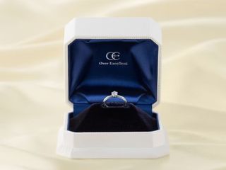 毎日、何十年後もずっと愛されるデザイン
オーバーエクセレントでは、おふたりの大切なブライダルリングが、
いつまでも変わらず輝き続けるように、様々なアフターサービスをご用意しております。