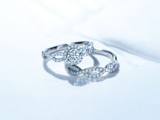 ヨーロッパの伝統と精緻な技巧”サヴォアフェール”。
ヴァンドーム青山のブライダルジュエリーはそのエッセンスをクリエイティブなデザイン、上質な素材、高度な技術で体現しています。
着けていることを忘れてしまうほどの指なじみの良さは、内側の仕上げにも徹底したこだわりとフォルムが織り成す技。
身に着ける人のライフスタイルをイメージして、爪の種類や技法を熟考し着け心地の良さを実現しています。