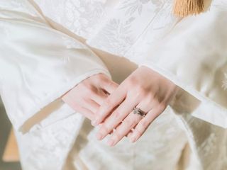 伝統と洗練が織りなす粋のかたち
「巴」それは異なるものが結びあって織りなす、うつくしきかたち。伝統と洗練、過去と未来。ふたりにしか織りなせないふたりだけのかたち。
職人の粋と匠の技を一本一本に余すことなく注ぎ込み
和彫りや七宝焼きなどの伝統技法を、現代の洗練された異なるデザインと融合して生まれた繊細さが魅力です。