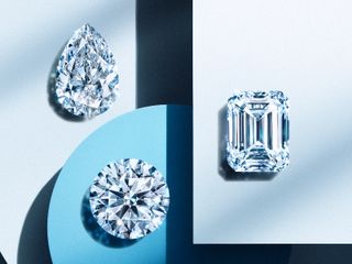 ブライダルリングセレクトショップのビジュピコは、ダイヤモンドにも徹底したこだわりをもっており、適正価格でご用意しています。
1万ピース以上の中から、おふたりだけのダイヤモンドをお選びください。