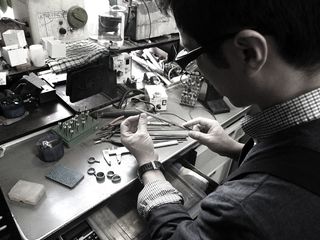 ご購入時にはリング内側への刻印はもちろん、専用のブライダルリングケースをプレゼント。また、
●ジュエリー洗浄　●リングのサイズ変更　●リングの変形直し　●宝石留め爪の緩みチェック　●新品仕上げ　●表面マット加工の再入れ
など、回数・期限に制限のない無料のアフターケアサービスもご用意しています。また店内工房にクラフトマンが常駐しているので、新品仕上げの場合はその日中にお戻しできるなど、スピーディな対応が可能です（サイズ直しなどの加工の場合は7日～14日程度のお預かり日数が必要です）。