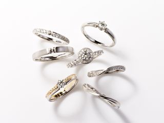 ふたりの旅物語を綴ってほしい。
挙式が終わってからもずっと生活に寄り添ってほしい。
そんな思いから立ち上げられたPORTADA（ポルターダ）のリングピローは、おふたりだけに作られたミニ本と、名前を刻める真鍮プレート付きです。
また、ブランドコンセプトの「すべてが君と僕のたからもの」という一文が刻まれています。
すべて職人が手作りしているピローは、一つ一つ木目の風合いが異なり温もりあるリングピローに仕上げています。
大切な時間を彩るアイテムとしてご愛用いただけたら嬉しいです。

さらに、ポルターダの婚約指輪・結婚指輪に使用されているのは、Pt950やK18の本格的な素材。
変色しにくく歪みにくいため、生涯身に着け続けるブライダルリングにぴったりです。