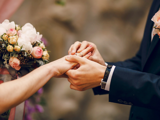 伝統的な職人技と最先端の技術力。ふたつが合わさる丁寧なものづくりから、すっと指に馴染む、洗練された着け心地が生まれます。