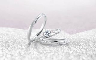 ピンク色と聞いて、どんなイメージを思い浮かべますか？可愛らしさ、幼さ、若々しさ、フェミニンな印象などを連想する人が多いかもしれません。でもピンク色には、他にも素敵な意味がたくさんあります。決して女性だけの色でもなければ、若い人だけの色でもありません。また、愛情や幸福を象徴する色でもあるので、身につけることで優しい愛に満ちあふれ、自分も周りも自然と笑顔がこぼれる幸せな雰囲気に包みこんでくれる。いつもと変わらない日々もより豊かになるように、普段のコーディネートにさりげなくピンク色を取り入れてみませんか？少しでも興味をもたれたすべての人に幸せが訪れるよう、レガンが想いを込めて ”ピンクダイヤモンド” をお届けいたします。
