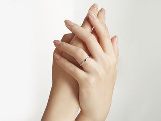 ずっと着けるということは、丈夫さ、着け心地、アフターサービス、そして何よりおふたりが気に入ったデザインであること。それらを兼ね備えた豊富なバリエーションの商品をOnly Youは取り揃えています。初めての指輪選びは、ご不安なことが多いと思います。大切な指輪を納得してお求めいただくため、知識と経験をもつスタッフが心を込めてお手伝いさせていただきます。