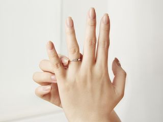 ずっと着けるものだから、指に馴染む着け心地のよい指輪をご用意しています。国内工場で丁寧に作られ検品された指輪は、安心して末永くお着けいただけます。