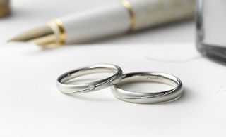 PILOT BRIDAL(パイロットブライダル)
1918年、パイロットが純国産万年筆を初めて製造して以来、長年に渡りつちかった高度な貴金属加工の技術をもとに、地金の溶解加工から最終検査に至るまで自社工場による一貫生産で造りあげています。
プラチナ純度99.9％でありながら変形・キズに強いUHP(ウルトラハードプラチナ）Pt999(特許取得）は高純度のプラチナのまま硬さにこだわり肌にもやさしく、長く日常生活を共にする結婚指輪に最適です。