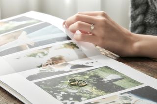 毎日着ける結婚指輪だから着けやすいものを選びたい。
愛の誓いである結婚指輪や婚約指輪は、末永くたいせつに着けたいですよね♡

では、長く着けられる指輪の条件とはどんなものをさすのでしょうか？
たとえば、
・質が良く丈夫で安心できる素材のもの
・着け心地がよく手指の負担にならないもの
・飽きの来ないデザイン
・たくさん着けたくなる大好きなデザイン
・アフターサービスが充実している

などなど、重要視する部分は個人によって異なると思います。

LOVESTはおふたりの大事にする部分の条件が揃う指輪を必ず見つけ出します。