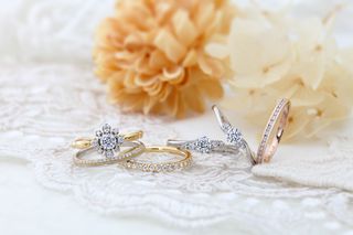 おふたりで選ぶ結婚指輪だから、それぞれのこだわりを理解して叶えられるものにしたい。
LOVESTではその気持ちを抱くご夫婦の希望をたくさん叶えてきました。

ご購入者様の結婚指輪でこだわった所のアンケートによると、

・お揃いのデザインがいい
・丈夫で安心の素材が良い
・着け心地のいいもの
・似合うものがいい
・人と被らないもの
・予算にあったもの

などが多く挙げられます。実際に見てみて着けてみて、ふたりにとって大事なことをまずは探していきましょう♪