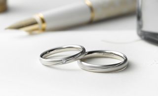 1918年、パイロットが純国産万年筆を初めて製造して以来、長年に渡りつちかった高度な貴金属加工の技術をもとに、地金の溶解加工から最終検査に至るまで自社工場による一貫生産で造りあげています。
プラチナ純度99.9％でありながら変形・キズに強いUHP(ウルトラハードプラチナ）Pt999(特許取得）は高純度のプラチナのまま硬さにこだわり肌にもやさしく、長く日常生活を共にする結婚指輪に最適です。