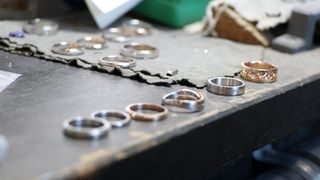 結婚式や新婚旅行は一生心に残りますよね？
でも結婚指輪や婚約指輪は一生"形"に残ります。

「毎日身に着けて、一生残るものって、なかなかないですよね？」
一生残る物だからこそ、いつまでも美しい状態で着けてもらいたい

毎日身に付けるものだから、どうしても傷が入ったりします。
サイズも一生の間で何度も変わってしまうものです。

そんなメンテナンスを考えたことありますか？
金額も気になってしまいますよね？

ROCCAには 自社で1から物作りを行っている工房があります。
例えば結婚記念日の時などに、新品仕上げやサイズ直しを気軽にお申しつけ下さい。
いつまでも無料で承ります。

ご購入いただいてからのお付き合いを大切に考えて、
ROCCAは永久保証を行っています。