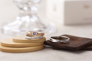 ～想いを形にするために～

ROCCAでは、おふたりの"理想"をカタチにするために
すべての商品を自社で企画、デザイン、製造、販売をしています。

デザイナーに直接思いを伝えて一からフルオーダーをすることも可能ですが
少し太くする、少し細くする、ダイヤモンドを増やす、重ね付けが合うように角度を変える..など自由にアレンジもしていただけます。

「重ね付けをしたいけど可愛いものが見つからないな」
「婚約指輪のデザインは好きだけど セットの結婚指輪のデザインが…」

といった指輪選びにおける気になる点もお気軽にご相談ください。
お客様が本当に気に入ったもので、永く愛していただけるよう、ご提案させていただきます。