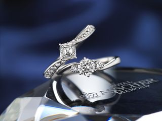 一真堂はブライダルジュエリーのセレクトショップとして、品質にこだわったダイヤモンドを提供しています。その中でも、ロイヤル・アッシャー・ダイヤモンド、ラザール・ダイヤモンド、モニッケンダムの三つのブランドは、世界三大カッターズブランドとして広く認知されています。