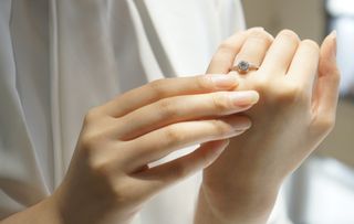 結婚は一生の約束。そんな特別な瞬間を象徴するブライダルジュエリーもまた、一生身に着けるものです。一真堂では、特別な日を彩るだけでなく、毎日何十年後も愛用できるブライダルジュエリーを提供しています。
