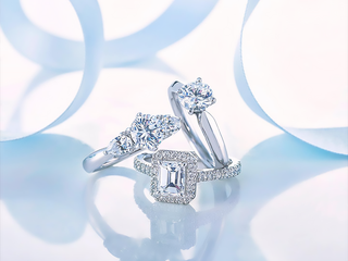 GALA JEWELRYは、金属と技が交差する街〈東京・御徒町〉で生まれました。
寺社の金具職人が腕を磨き、やがて宝飾品へと技術を昇華させていった歴史が、この土地には息づいています。
その積み重ねが御徒町を「ジュエリーの街」として育み、多くの工房やショップを生み出してきました。

その中心で息づく御徒町本店では、時代とともに研ぎ澄まされてきたGALAの美意識と、クラフトマンシップを存分に感じていただけます。