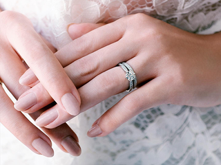 シンプルで日常に馴染むこと——。
これはGALA JEWELRYを選ばれる多くのお客様が挙げる理由のひとつです。
日々に溶け込む上質な佇まいと、耐久性・着け心地・アフターケアまで考え抜かれた設計で、長く安心して身につけられるリングをご用意しています。

一方で、大切なのは「おふたりらしさ」。
企画から製造、仕上げ、お渡しまで一貫して行うGALAだからこそ、細部までニュアンスを反映したオーダーが可能です。

刻印の言葉や、想いを宿すカラーストーン。
丁寧なカウンセリングを通して、おふたりだけのストーリーをリングという形に仕立てていきます。