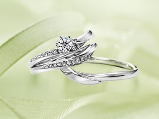 婚約指輪をおくる幸せ、いただく幸せ

結婚指輪と婚約指輪の重ね付けを
指輪選びで大切にしたいおふたりへ、

66ブランド5500種類以上もの
デザインバリエーションから、

薬指に美しく映える
婚約指輪と結婚指輪をご提案いたします