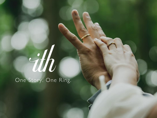 “お揃いの指輪が欲しいけれど、二人の好みが合わない…”というお悩みを解決するのが、ithのセミオーダーです。まずは100種類以上あるデザインを試着してベースのデザインを選び、お互いのセンスやお手元に合わせてそれぞれデザインにアレンジに加えることができます。
お互いに妥協せす納得して愛用できる、お二人だけの特別な指輪づくりを叶えてみませんか？
