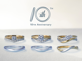 “華奢で指が美しく見せるデザイン” と　“安心して身に着けられる強度”という、相反する要望をかたちにした新しい指輪がithから誕生しました。
ith10周年記念セットリングは、鍛造リングの質実剛健なイメージを覆す、細身のリングアームと植物のようにしなやかなカーブフォルムが特徴で、上品で洗練された印象と、指にしっくり馴染む温かみを併せ持つデザインです。
ハナミズキ・椿・藤の花という、日本の暮らしの中で親しまれるモチーフから着想を得て、シンプルで時代に左右されない恒久の魅力と、どこか遊び心を感じさせセミオーダーアレンジを加えたくなる余白を併せ持つ結婚指輪と婚約指輪をご紹介いたします。