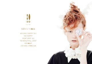 So Happy! So Sweet! So Beautiful!
soは、素敵な気持ちをもっともっと素敵にする言葉。

明るく軽やかなその響きは、7つの力ラーストーンが放つ
まばゆい輝きにも、あざやかにリンクします。
ファッションリングの延長線上で選べるこのジュエリーは
きっと、ふたりの飾らない素顔、ふたりの本当の気持ちに似合うはず。

より「添う」、ふたつ、対を意味する「双」、
ふたりらしい人生をつくる「創」、幸せを「奏（かな）」でる「奏」
弾むような英語の響きに隠された、美しい日本語たち。

長い歳月を重ねると共に、自然に“SO”から“そう”へ…
ふたりの穏やかな変化にも、このリングは優しく寄り添います。