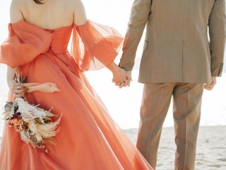 セレクトショップだからこそ叶う公正で適正なリング選び。35ブランド1500アイテムを揃える中で特定のブランドや自社ブランドだけをお勧めすることなく ファッション、仕事、趣味などおふたりのライフスタイルを丁寧にヒアリングし、永く愛用できる「運命のリング」との出会いをお手伝いいたします。プラチナベースのシンプルデザインから、ゴールドリングやプラチナと組み合わせたコンビリングなど素材のバリエーションも豊富。毎日つけられる・何年経っても永く愛せる「ふたりらしい指輪」にきっと出会っていただけます。
独自のアフターサービス【50年保証】でサイズ直しや新品磨き、石落ち修理保証が付いてくるので何十年後も安心してリングをお使いいただけます。