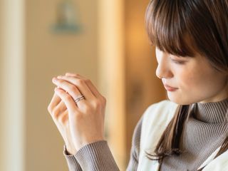 ー人生に寄り添う　感触の美しさー
ブライダルリングは日常的に生涯身につけるものだから ダイヤの美しさやデザインと同じように 優しい指馴染み、フィット感を大切におつくりしています。リングのデザインごとに最適な「厚み」「丸み」を実現することで指通りを滑らかにすると同時に指に当たる面積を少なくし、美しい内甲丸に仕上げています。しっかりとフィットしながらも、余裕が生まれる自然なつけ心地で「感触の美しさ」にまでこだわっています。