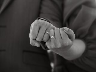 【50年保証】長い時間を共にする宝物となるブライダルリング。ジュエルセブン ブライダルでは安心のアフターサービスでリングを50年間保証いたします。サイズ直し（またはサイズ交換）・新品仕上げ・メレダイヤの石落ち修理が無料となり各ブランドの保証にプラスする形でアフターサービスをサポート。全ブランドのブライダルリングにに適用となりますがサービスの回数や条件はデザインにより異なるため店頭にてご確認ください。