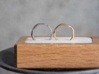 以前、お客様から「どうして結婚指輪をつくるのか」という質問をいただいたことがあります。
・結婚の証
・記念として
・お互いをいつでも思い出せるように
など、理由は様々あるかと思います。

また別のお客様からは、
自分たちを投影したようなデザインの指輪を作りたいといったご依頼もありました。
指輪に込めたい想いがあると素敵ですよね。

他にも、オーダーメイドのお店なのにシンプルなデザインはどうなの？と思われるお客様も多いのですが、一見シンプルでも、刻印にイラストや思い出の言葉などを刻むお客様も多くいらっしゃいます。

指輪をつくる意味や理由が見つからないお客様も、
デザインを考える時間と共にお二人の中に芽生え、一緒に育てられたらなと想いながら、
お二人だけの特別感をしっかり感じていただける指輪になるよう、お手伝いさせていただきます。