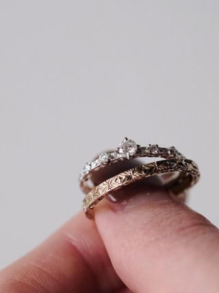 【「日本の手仕事」にこだわる】

日本の職人
日本のデザイナー

たとえば、“侘び寂び”といった
特有の文化的気質によって作り出される指輪は
デザインに関係なく
「和」の精神を纏います

直接的に和テイストを推し出すブランドは当店に持ち合わせていませんが
当店がセレクトするブランドのそのいずれもが

実直な手仕事の残り香や

やわらかな光の揺らぎから

内包された「和」の精神を感じとれます