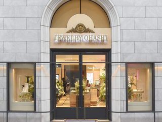熊本・上通で創業し130周年を迎えたOHASHI。「心から満足するものを身に着けてほしい」と、自信を持っておすすめできる本物の名に相応しいブランド・逸品のみを提供してきました。これまでに培った信頼と実績をもとに、おひとりおひとりに寄り添ったリング選びをジュエリーアドバイザーが丁寧にサポートいたします。