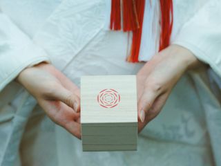数千年の歴史とともに
縁結びの地として愛されてきた「出雲」。

雲の切れ間から大地に降り注ぐ光
山々に流れ込み肌に触れる風

人々の祈り
そこに込められた想いと結びゆく絆

その連続は
悠久の時を経てなお、
変わることなくこの地に在り続けます

神々集う縁結びの始まりの地で生まれた
出雲の指輪

この指輪たちがおふたりのご縁を
永きに結び続けますように