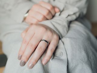 金属アレルギーとは、金属が汗などで溶け出し身体に入り込み、身体がそれを不純物と判断して結果かぶれ等を起こします。金属アレルギーは体質に関係なく「誰でも突然に起こる可能性がある」と言われており、体調により突然症状が現れる場合もあります。


アトリエクラムでは、アレルギーをお持ちの方にも指輪選びをお楽しみいただけるよう、金属アレルギーに対応した8種類の地金素材をご用意いたしました。