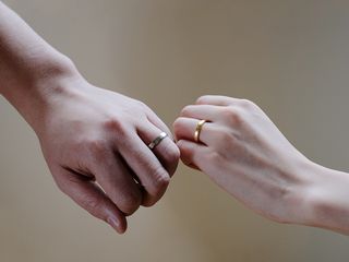 完成させて終わりではなく、一生の思い出が宿るブライダルリングを手にしてほしい。
永く着けられるような生活に馴染むデザインに、永く着けたくなるふたりだけの価値あるリング。

着け心地も良くて、強度もあって、使いやすいデザインであってほしい...なんて、ちょっとワガママくらいが一生モノにはちょうど良いかもしれません。

リングにふたりが合わせるのではなく、ふたりに合わせたリングを作る。
デザインサンプルやカスタマイズ事例をベースに、アトリエクラムでは好きなものや譲れない部分などしっかりとヒアリングした上で、ふたりらしいリングをご提案いたします。