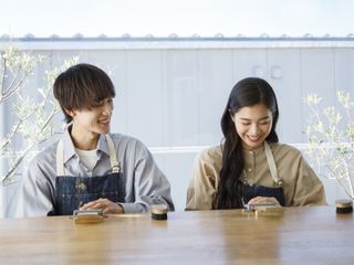 「どんな指輪にしようか」とふたりで考え、一緒に作り上げる過程は、手作りだからこそ味わえる特別な時間。
一生に一度の瞬間から生まれる指輪は、替えのきくことがない世界にひとつだけのオリジナルの指輪です。

CRAFYでは、ふたりらしさで選べるコースを2通りご用意！
指輪のデザイン重視なら、デザインの自由度が高い「ワックス制作コース」。
作る工程を楽しむなら、昔ながらの製法で指輪を叩いて作る「金属加工コース」がおすすめです。
また、ご自宅で指輪作りが楽しめる指輪の制作キットやオーダーメイドのコースもご用意しています。

何十年後も思い出す、ふたりにとって大切な日となりますよう、
制作シーンの撮影特典や完全個室のご用意、マンツーマンのサポート体制など、豊富なサービスをご用意しお待ちしております。