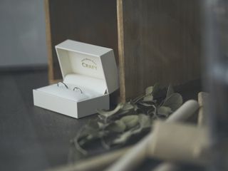 CRAFYの結婚指輪・婚約指輪はすべて生涯保証。
ふたりの指輪がいつまでも輝いているよう、全国どの店舗でもご利用できる豊富なアフターサービスをご用意しております。
サイズ直しをはじめ、磨き直し、加工のかけ直し、クリーニング、小傷取り、石留め直し、歪み直しなど全て専任の職人が対応！
メンテナンスの回数に限りはなく、いつでも、何度でもご利用いただけます。

また、刻印や表面加工の変更、宝石の追加など納品後のデザインのご相談も承っております。
「お子様が生まれたタイミングで宝石を追加したい」「入籍日が変更になったから刻印を変えたい」など、
ふたりと共に歩む指輪だからこそ、末永くサポートさせていただきます。