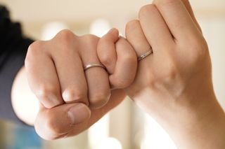 一生ものの指輪だからこそ、おふたりの本当に納得のいく指輪を選びたい　
おふたりの理想を叶えるため北関東最大級の品揃えで
セレクトショップならではの様々なブランドを見比べ試着しながら
本当に気に入った運命の指輪をお選びいただけます。
自社工房も御座いますので購入後のアフターサービスも充実しております。
