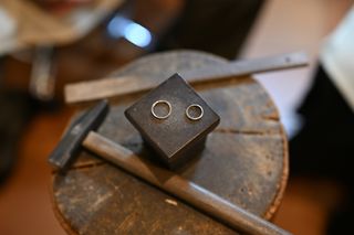 結婚指輪2本が140,000円(税込)で制作出来て当日持ち帰りの出来る「定額コース」
近年の価格の高騰に伴い、結婚指輪が定額で作れるコースをご用意しました。
選べるデザインやオプションを限定したことにより、価格を抑えてご提供出来るプランとなっています。
シンプルなデザインの結婚指輪が作れますので、デザインの選択肢がありすぎると迷っちゃうという方にもオススメのコースです。