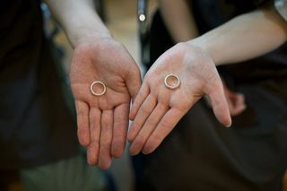 一日4組限定で他のお客様とご制作時間が被らないようにご予約を調整しておりますので、
ふたりだけのプライベート空間で職人が付きっきりでご制作のサポートを致します。
小さな工房で落ち着いた雰囲気の中、一生の思い出に残るリング作りの体験をしてみませんか？