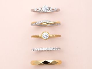 一生に一本の婚約指輪と結婚指輪。私たちがご案内するのは、結婚の思い出や決意に相応しい指輪です。大切な日に必ず着けたくなる婚約指輪と、毎日頑張ろうと応援される幸せな結婚指輪です。せっかくデザインを選べるなら、選んでよかったと思える想い出の品がいいはず。ブリッジ銀座店では、3ブランド約300種類のデザインをご用意しております。知識豊富なジュエラーが女性のお手元の特徴と、女性の好きなポイントや大切にしたいポイントを引き出して、一生ものに相応しい婚約指輪と結婚指輪をご案内させて頂きます。婚約指輪は、ダイヤモンドに詳しいスタッフが間違えない婚約指輪選びをお伝えさせて頂きます。アットホームでありながら、ダイヤモンドの質、指輪の造り、全てが美しいのブリッジ銀座の商品を是非一度お試しください。