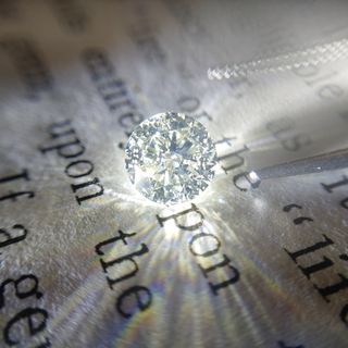 ブリッジ銀座アントワープブリリアントギャラリーのダイヤモンドは、２０１３年からベルギー大使館推奨となりました。ハート&キューピッドの開発やエクセレントカットの達成、２０１９年にはTOPグレードのプリンセスカット達成などベルギー・アントワープ在住の研磨の鬼才と言われているダイヤモンド・マスターカッター”フィリッペンス・ベルト氏”がダイヤモンドの研磨を担当しています。特別な輝きを放つダイヤモンドをぜひ店頭でご覧ください。