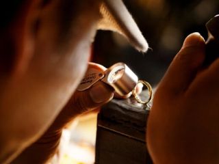 BONDS（ボンズ）は国内最大級のブライダルリングセレクトショップBIJOUPIKO（ビジュピコ）がプロデュースしているブランドなので、アフターサービスが充実。
---
・内側刻印：お渡し日から3年以内、初回のみ無料
・新品仕上げ：お渡し日から3年以内、初回のみ無料
・サイズ交換：お渡し日から1ヶ月以内、初回のみ無料
※あくまで目安です。詳細は店舗までお問い合わせください。
---

指輪の価格に関係なく、大切なのはおふたりにご安心いただいた上でご購入いただけること。
BONDSでは生涯にわたっておふたりに身に着けていただける指輪をご提供しています。