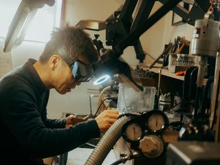 作り手であるオーナーが自ら制作。
着用される方の職業や趣味をお聞きしながらリングの形状や装飾を決めていきます。
デザインが決まっていない、わからないを解決いたします。
また、リングの研磨など簡単な作業をお手伝いいただくこともできます。
「あの人が私のリングを磨いてくれた...」という特別な思い出も残すことができます。
リングサイズも重要なファクター。
試着用の銀製リングを作成、１週間ほど着用いただき結果をお聞きして本作成へ。
.
指輪は人生でも大切なアイテム、想いを込めて制作していきます。