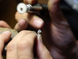 【日本製にこだわる妥協しないものづくり】

鶴の指輪つくりは全て国内、日本製でおこなっており、工程のほとんどを自社でおこなっています。オーダーをいただいてから、おふたりだけの大切な結婚指輪や婚約指輪を、1つ1つ品質や耐久性こだわり、心を込めておつくりしています。

職人だけでなく、プランナーもリングの検品を行うため、テクスチャーのかかり方や磨きなどに気付きがあった際には職人に共有し、再加工や修正を行っています。鶴では、ものづくりにおいて一切の妥協をせず、心から満足していただける指輪を制作することをとても大事にしています。

加えて、テクスチャーなどの細かな作業も機械を使わず全て自社職人が手仕事で行っている点も1つの特徴です。マット加工等を機械で一瞬にして完成させることもできますが、あえて手仕事で行い、時間をかけて丁寧におつくりすることで、手仕事ならではの温かみのある表情をおつくりすることを大切にしています。

「おふたりらしい」「おふたりだけの」指輪が完成するよう、また、その指輪がいつまでもおふたりの手元で美しく輝くよう、私たちは最大限のお手伝いをしたいと考えています。