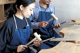 ついぶ工房の名前の由来は「鎚(＝かなづち)」が「舞う」で“ついぶ”

禅語の“鉄鎚舞春風［てっつい しゅんぷうにまう］”から着想した名前です。
文字通り鉄のハンマーが春風に乗って舞っているという情景を表しています。

禅の教えというと小難しく感じるかもしれませんが、
「温故知新」や「有言実行」、「日日是好日(にちにちこれこうじつ)」など
座右の銘に使われるようなよく知っている四字熟語だったり、実は禅語がもとになった言葉は私たちの日常に浸透していて、物事の考え方や捉え方の根本として今の時代でも考えさせられる言葉が多くあります。

ついぶの由来となった禅語は
『重いとされる金づちが春風に舞うのはありえない、そういった常識に囚われてはいけない』
世間一般で常識と言われる考え方にも囚われずに日々過ごそうとすることでありえない・できないと思ったことでも成し遂げることができるといった現状をそしてこれからを変えるための考え方を教えてくれる言葉となっています。

そういったと金属を造形するときに使う金づちが軽やかに舞うように自在に制作している様子と合わせて“鎚舞”と名づけました。