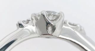 細部に宿った桜の花びらで、さりげないこだわりを

「爛漫」と「花桜」のエンゲージリングの石座部分には、
小さな桜の花びらがさりげなく形どられており、おふたりにだけ分かるこだわりとなっています。
桜の季節を迎えるたびに、指輪に込めた想いが増してゆくリングです。