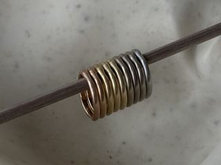 私たちは、「ふたりらしさ」を応援する、結婚の多様な価値観をサポートするブランドでありたい。

それが、たくさんのゴールド素材を扱う理由です。

日本で結婚指輪といえばプラチナ。
プラチナが悪いと言っているのではありません。
プラチナの輝きは特別。私たちも心惹かれる素材です。

ただし、もっと選択肢があっても良いよね。
それが多様性の時代の価値観だよね、ということ。
キラキラしない結婚指輪が絶対良いと言っているのではなく、そういう選択肢があっても良いよね、ということ。

多様性というのは、既にある価値観を否定するのではなく、既存の価値観に新しい価値観をプラスしていくこと。
そいうことだと、思うんです。
だから、私たちは多様な素材を取り扱っています。