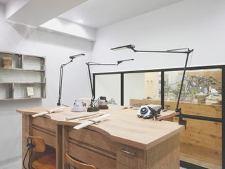 「自分たちらしい指輪がつくりたい」

そんな願いを叶えるのが、CERNÉ＆MINUÉ by BIJOUPIKOの手作りリング。
経験豊富なスタッフがマンツーマンでサポートするので、初めての方でも安心してご参加いただけます。

最短で当日の受け取りにも対応しているため、お急ぎの方や記念日・特別なイベントにもぴったり。

素材やデザイン、フォルムに至るまで、おふたりの感性を存分に反映できる高いカスタマイズ性が魅力。
確かな品質と自由な発想で、オリジナルリングをお作りいただけます。