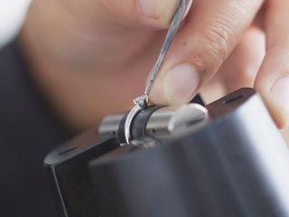 想いを込めた特別な婚約指輪を作ることができます。
パートナーを思い浮かべて、愛情をこめて作りあげてプロポーズすればより一層特別な瞬間になります。
専任の職人がサポート致しますので安心してお作りいただけます。

※WAXコース・彫金コースのどちらかをお選びください。